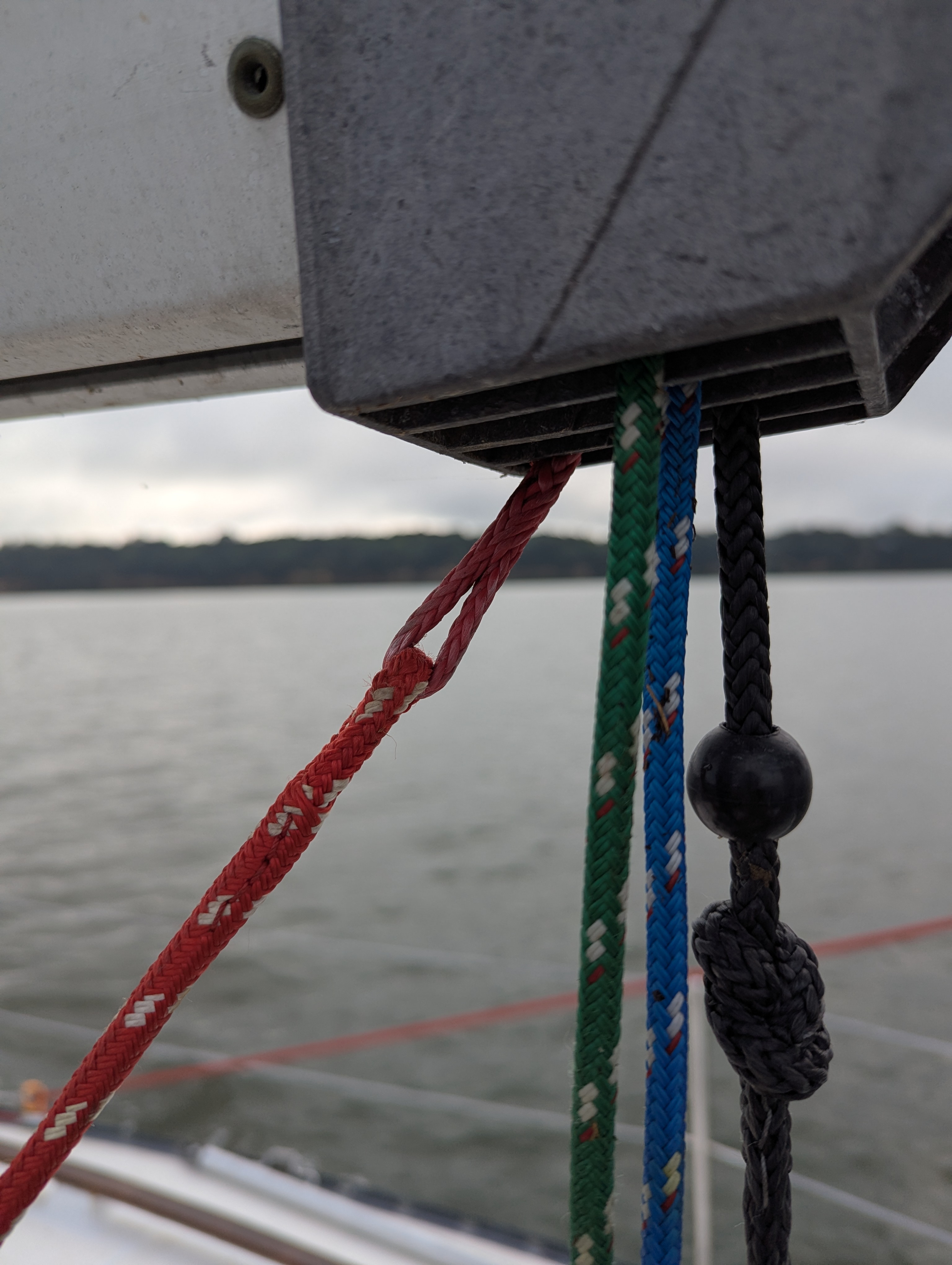 Boom gooseneck with reef line pulled through so that the dyneema loop is visible. 