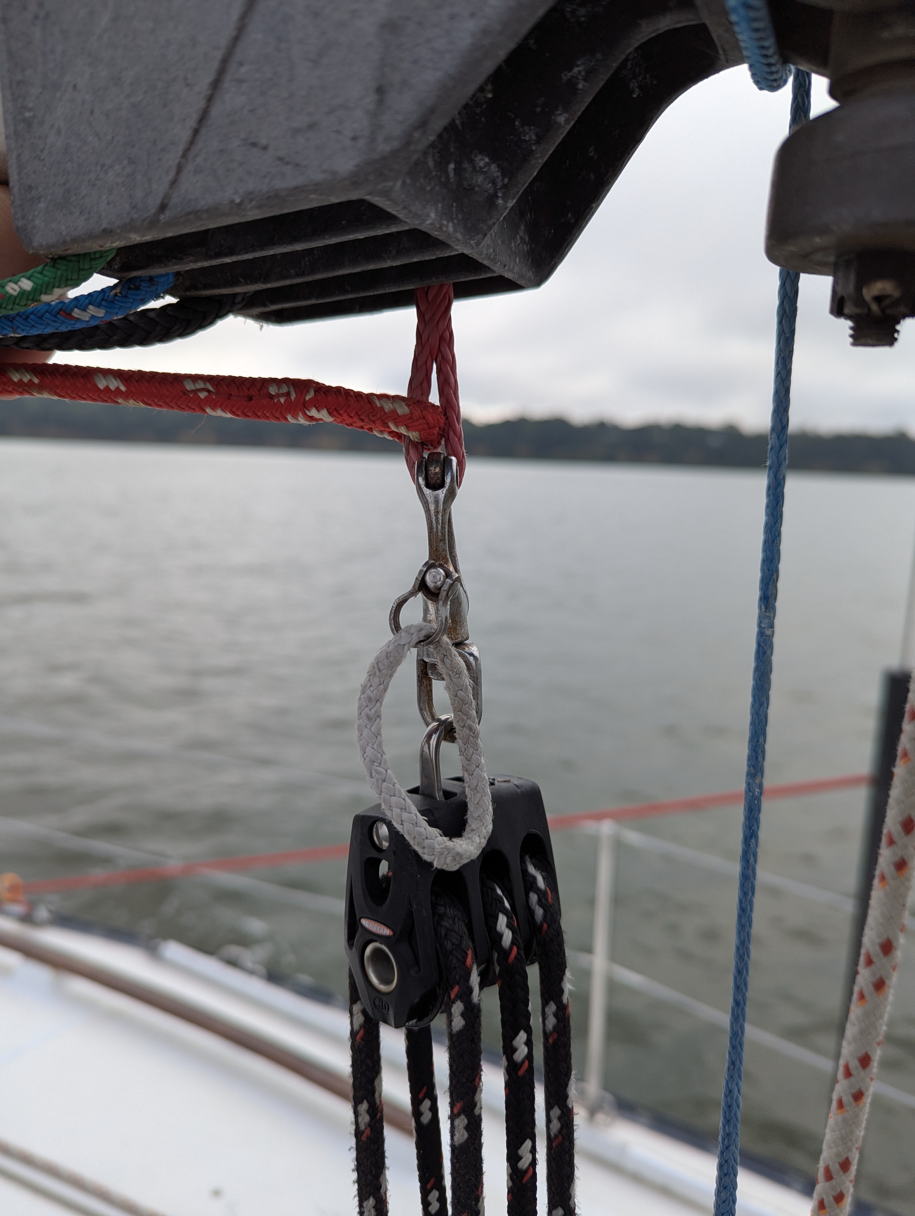 Reef block snap shackle attached to reef line loop.