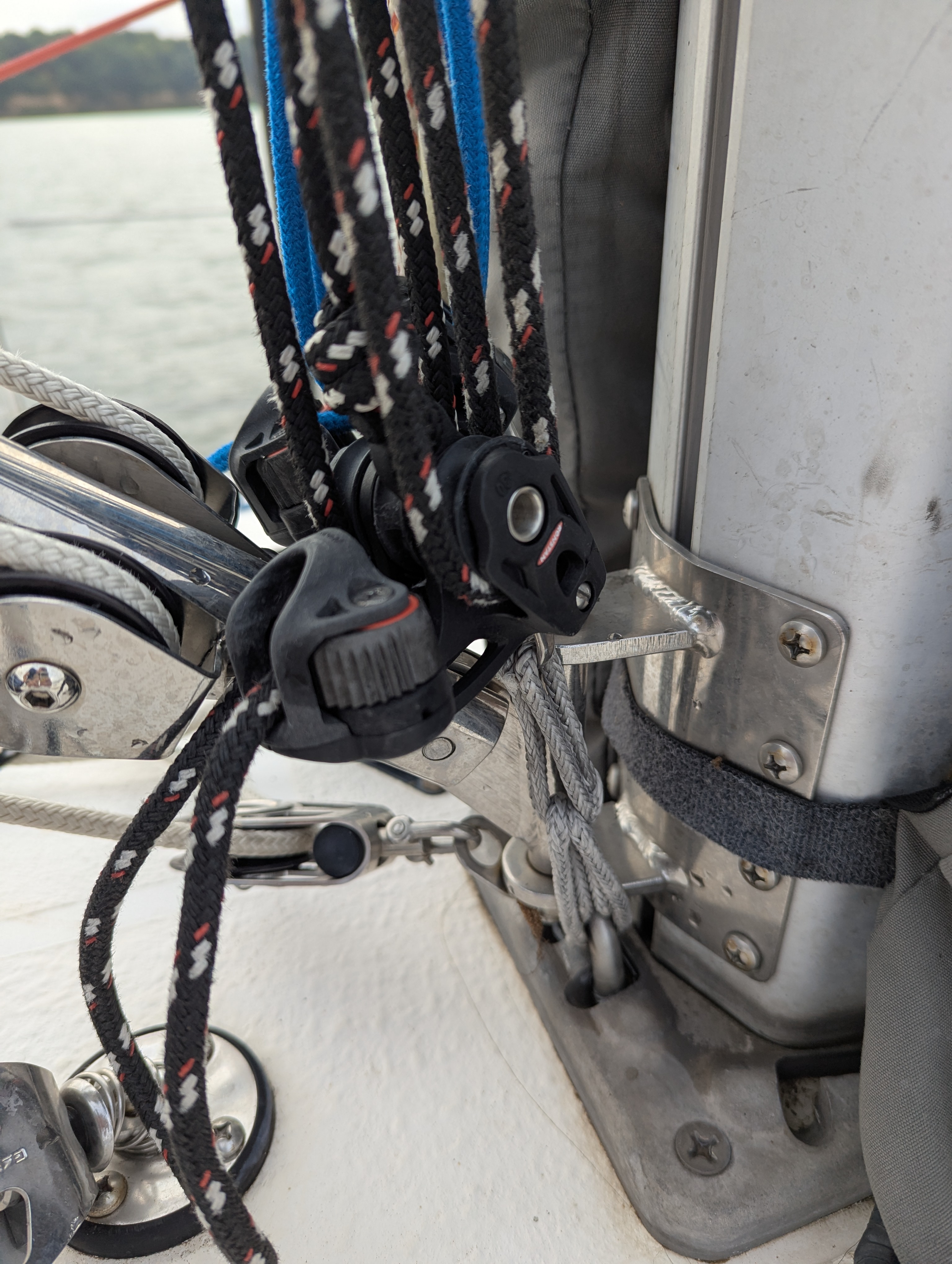 Ronstan triple block with becket and cam cleat, shown attached to mast base using a soft dyneema loop and rigged with 1/4 inch black line.